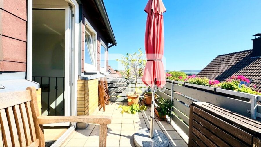 Großzügiges 1-2 Familienhaus mit vielseitigem Nutzungspotenzial und schönem Garten - OG / DG Balkon Panoramablick